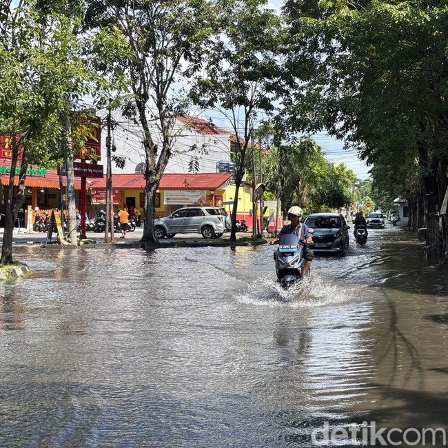 Surabaya Dilanda Banjir Hingga Siang