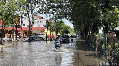 Surabaya Dilanda Banjir Hingga Siang
