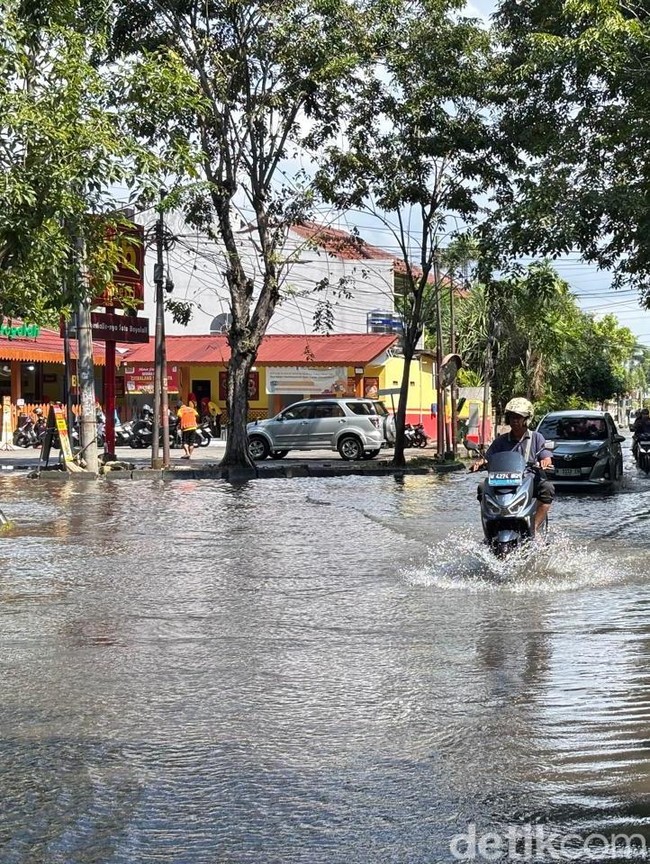 Surabaya Dilanda Banjir Hingga Siang
