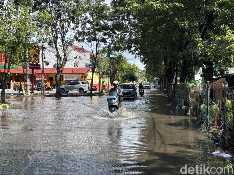 Surabaya Dilanda Banjir Hingga Siang