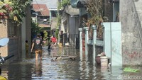 Kbawasan Semolowaru memang menjadi langganan banjir, terutama saat air laut pasang. Namun, kali ini kondisi semakin parah karena hujan deras terjadi bersamaan dengan air laut pasang.
