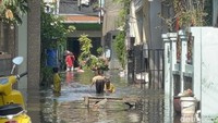 Air masih menutup badan jalan di sejumlah titik.