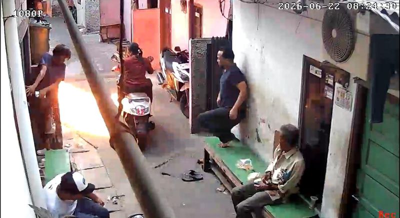 Tangkapan layar rekaman CCTV pelemparan molotov di Koja, Jakarta Utara (dok. Istimewa)