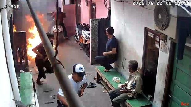 Tangkapan layar rekaman CCTV pelemparan molotov di Koja, Jakarta Utara (dok. Istimewa)