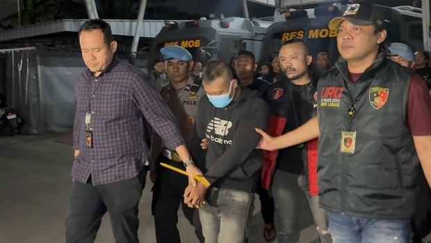 Taufik Hidayat, tersangka penyekapan dan penganiayaan sadis pacar saat ditangkap polisi (dok.istimewa) Taufik Hidayat, tersangka penyekapan dan penganiayaan sadis pacar saat ditangkap polisi (dok.istimewa)