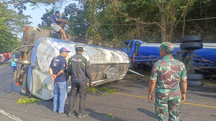 Truk tangki terguling di Jalan Raya Blitar-Malang