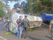 Hindari Motor, Truk Tangki Gandeng Terguling di Jalur Malang-Blitar