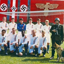Saat Sylvester Stallone dan Michael Caine Menantang Nazi di Lapangan Hijau