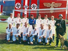 Saat Sylvester Stallone dan Michael Caine Menantang Nazi di Lapangan Hijau
