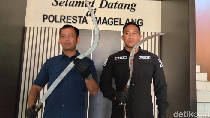 Wakasat Reskrim Polresta Magelang, AKP Toyib Riyanto dan PS Kasi Humas Polresta Magelang, Ipda Ady Lilik P memperlihatkan barang bukti corbek dan celurit, Selasa (23/6/2026).