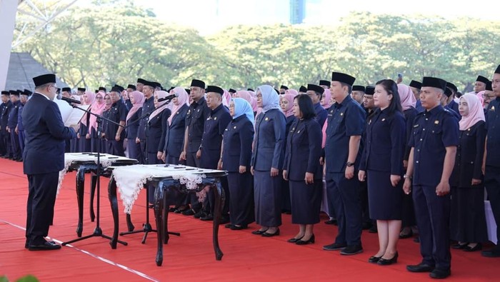 Wali Kota Makassar Munafri Arifuddin melantik kepela sekolah (kepsek) baru secara serentak.