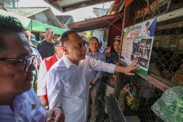 Wali Kota Surabaya, Eri Cahyadi tinjau rumah tak layak huni.