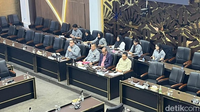 Wakil Menteri Hukum (Wamenkum) Eddy Hiariej dalam rapat kerja bersama Baleg DPR, di kompleks parlemen, Senayan, Jakarta, Selasa (23/6/2026).