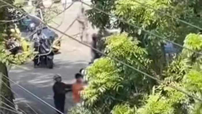 Warga cekcok dengan pelangsir BBM di Palopo.