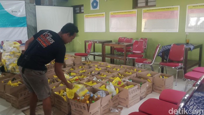 Warga menukarkan bantuan minyak kita di kantor Desa Wonoboyo, Kecamatan Jogonalan, Klaten, Selasa (23/6/2026).
