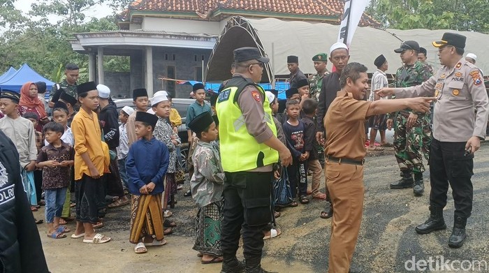 Warga menyambut kunjungan Prabowo di Sampang