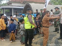 Prabowo Kunker ke Sampang, Warga Antusias Menyambut di Pinggir Jalan