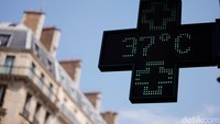 Warga Prancis menghadapi gelombang panas ekstrem dengan suhu di sejumlah wilayah menembus 40 derajat Celsius. REUTERS/Alice Sacco  