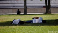 Sejumlah acara luar ruangan dibatalkan, sementara masyarakat diimbau membatasi aktivitas fisik pada siang hari. REUTERS/Alice Sacco  