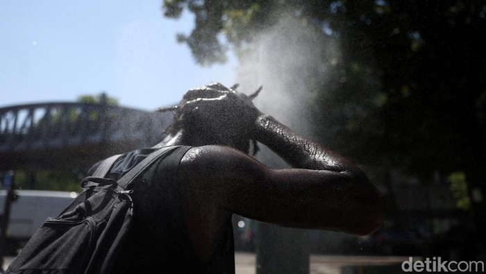 Warga Prancis kewalahan hadapi panas menyengat (dok. REUTERS/Alice Sacco)
