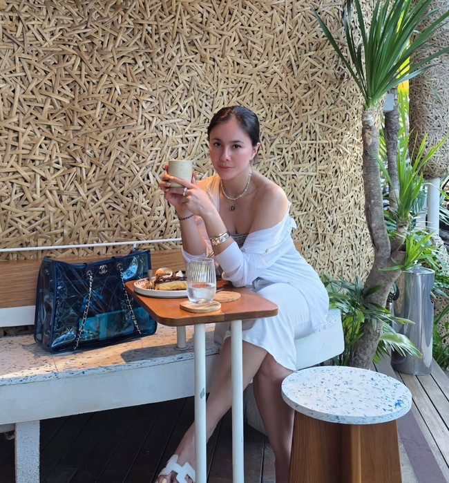 Penampilan Wulan Guritno saat liburan di Bali curi atensi. Bergaya bak ABG, ibu 3 anak itu tetap terlihat awet muda di usianya yang kini sudah 45 tahun. Foto: Instagram/@wulanguritno