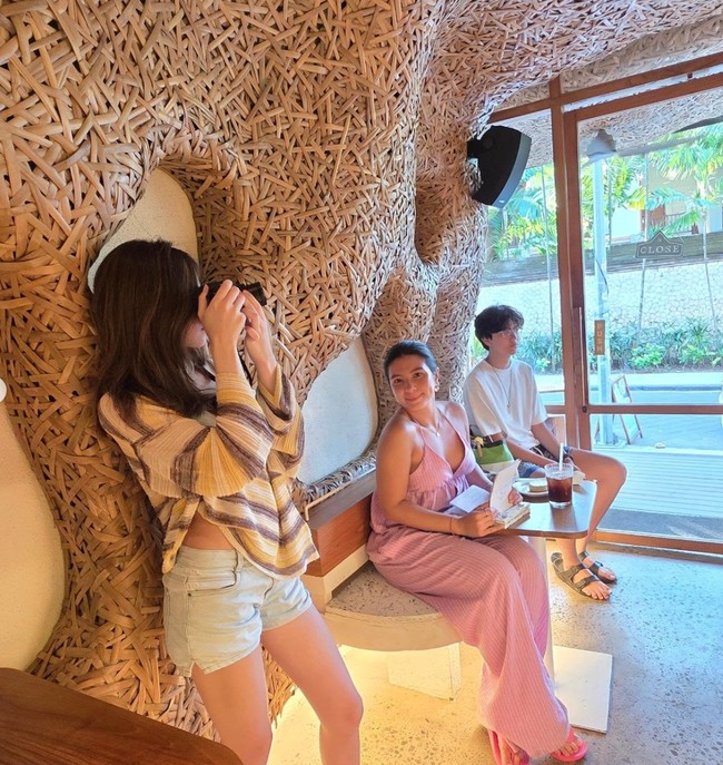 Tak sendirian, Wulan berlibur bersama ketiga anaknya, Shalom, London, dan Jeremiah. Foto: Instagram/@wulanguritno
