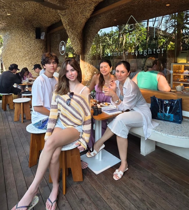 Dengan ketiga anaknya yang sudah semakin besar, alih-alih liburan bareng anak, Wulan justru terlihat bak liburan bareng bestie. Penampilan Wulan pun banjir pujian. Foto: Instagram/@wulanguritno