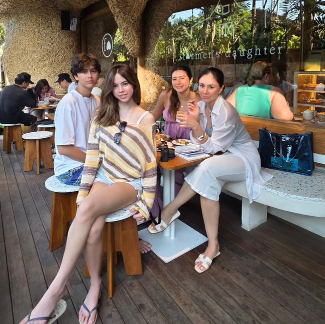 5 Gaya Wulan Guritno Saat Liburan di Bali, Awet Muda Usai Operasi Face Lift