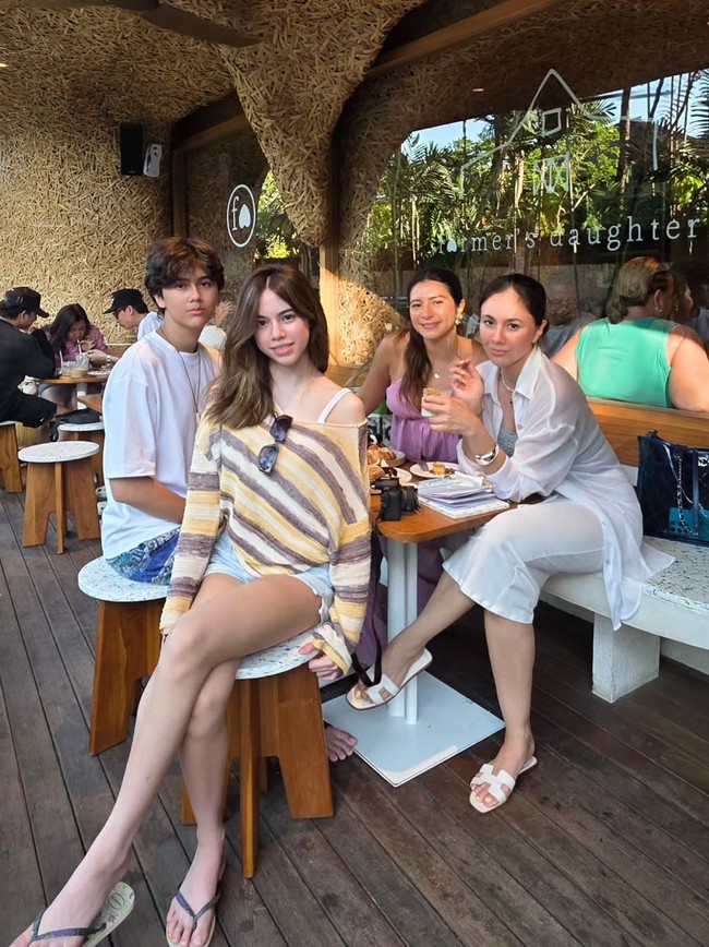 5 Gaya Wulan Guritno Saat Liburan di Bali, Awet Muda Usai Operasi Face Lift