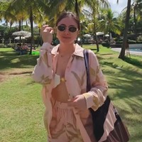 Tampil dengan piyama, gaya Wulan Guritno tetap stylish. Ia memadukan piiyama tersebut dengan bra top putih serta kaca mata hitam. Foto: Instagram/@wulanguritno