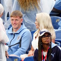 Nilai pakaian di koper Megan tidak diketahui, tetapi menjelang Piala Dunia, ia dilaporkan sempat berbelanja senilai £ 6.000 (Rp 141 jutaan) di butik desainer Celine. Foto: PA Images via Getty Images/Bradley Collyer - PA Images