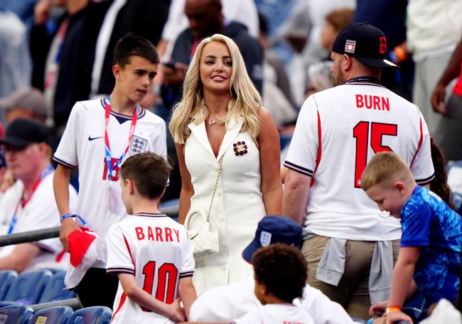 Inggris, Megan Pickford, istri Jordan Pickford sempat mengalami insiden koper hilang saat tiba di Amerika. Setelah kopernya ditemukan, wanita itu pun tak ragu untuk totalitas menampilkan gayanya di lapangan. Foto: PA Images via Getty Images/Bradley Collyer - PA Images