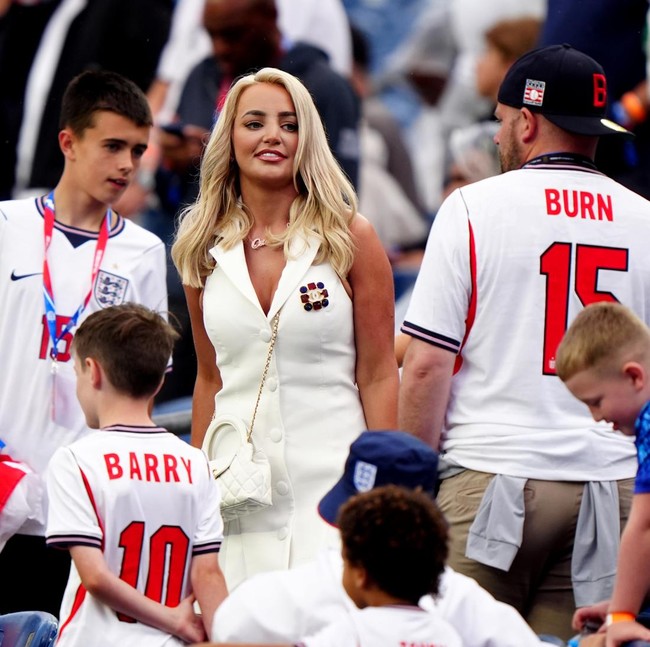 Gaya Istri Jordan Pickford Setelah Drama Koper Hilang, Kini Tampil Glamor