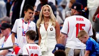 Gaya Istri Jordan Pickford Setelah Drama Koper Hilang, Kini Tampil Glamor