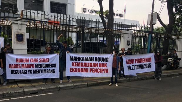 Aksi damai sejumlah pencipta lagu Sekelompok pencipta lagu menggelar aksi damai untuk kawal pemeriksaan Judicial Review PP No. 56/2021 dan Permenkum No. 27/2025 demi hak cipta.