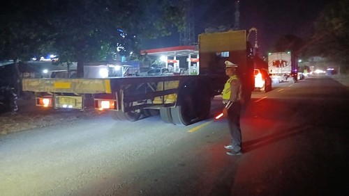 Ekor antrean yang terjadi menuju Pelabuhan Gilimanuk sudah sampai di sebelah timur Pertamina Gilimanuk, Kecamatan Melaya, Jembrana, Rabu (24/6/2026).