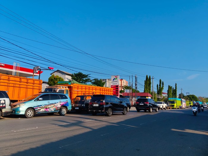 Antrean Panjang Solar Subsidi di SPBU di Sumatera