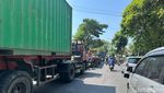 Truk-truk Antre Isi Solar di Beberapa SPBU Kota Surabaya