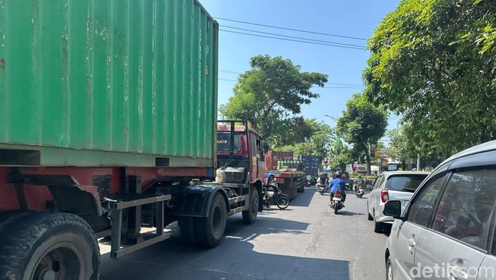 Antrean solar truk-truk kontainer di SPBU Pertamina Simo Pomahan. Antrean solar truk-truk kontainer di SPBU Pertamina Simo Pomahan.