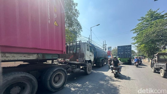 Antrean solar truk-truk kontainer di SPBU Pertamina Simo Pomahan.