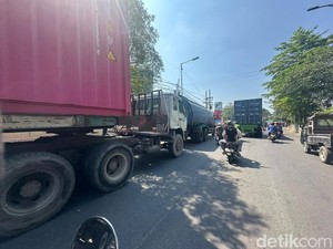Antrean Truk Isi Solar Terjadi di Beberapa Titik Surabaya