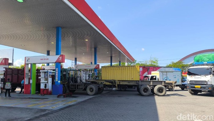 Antrean Truk Isi Solar di SPBU Pertamina Margomulyo Surabaya