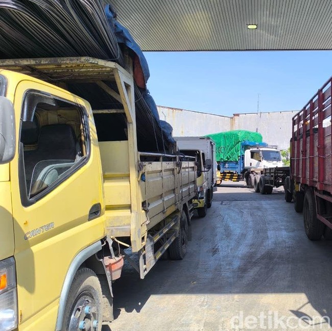 Truk-truk Antre Isi Solar di Beberapa SPBU Kota Surabaya