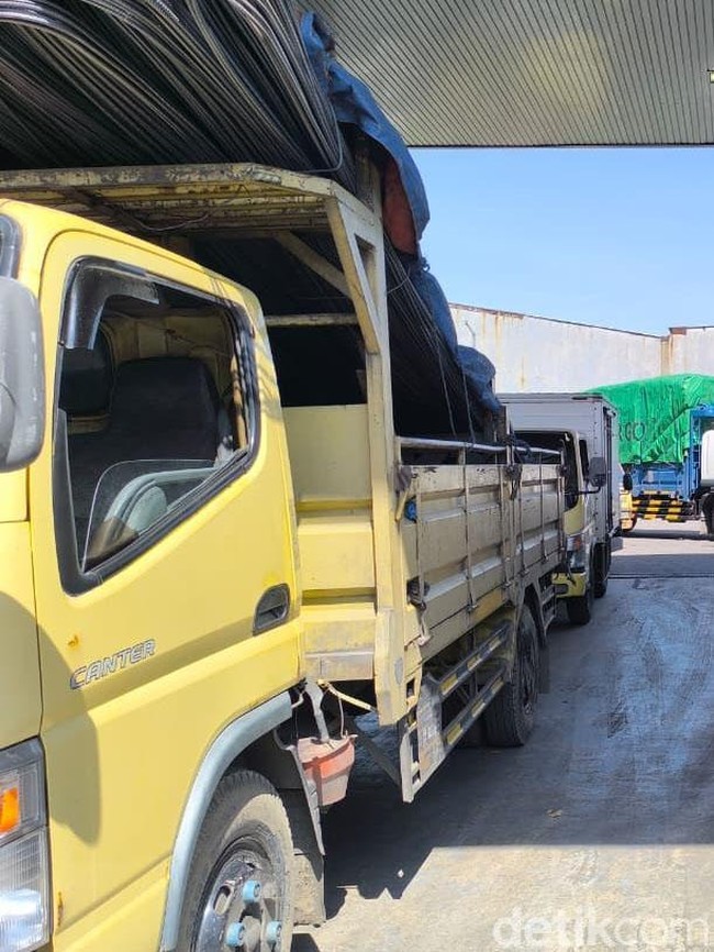 Truk-truk Antre Isi Solar di Beberapa SPBU Kota Surabaya