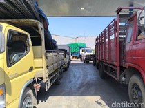Truk-truk Antre Isi Solar di Beberapa SPBU Kota Surabaya