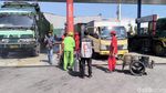Truk-truk Antre Isi Solar di Beberapa SPBU Kota Surabaya