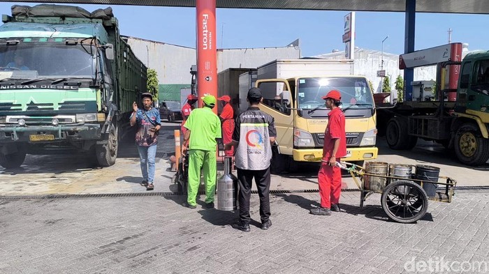 Antrean Truk Isi Solar di SPBU Pertamina Margomulyo Surabaya Antrean Truk Isi Solar di SPBU Pertamina Margomulyo Surabaya