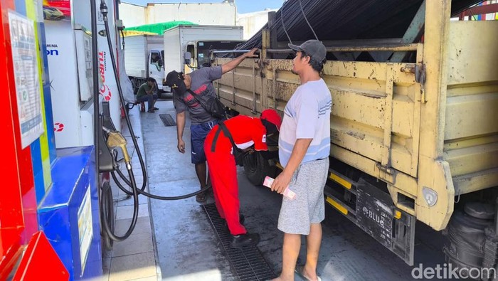Antrean Truk Isi Solar di SPBU Pertamina Margomulyo Surabaya