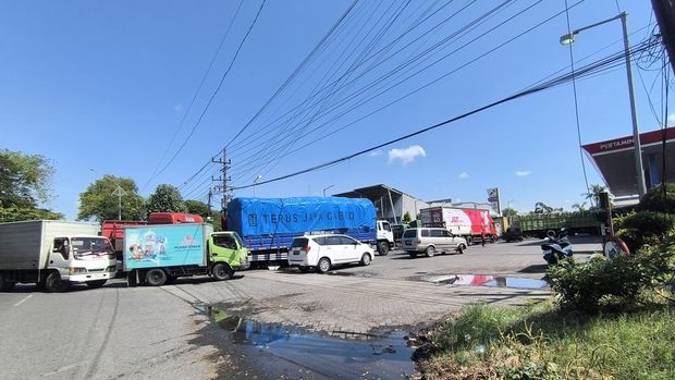 Antrean truk mengisi solar solar di SPBU Margomulyo Antrean truk mengisi solar solar di SPBU Margomulyo
