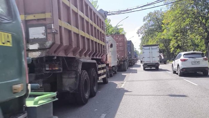 Antrean truk mengisi solar solar di SPBU Margomulyo